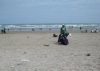 coleta de lixo na praia